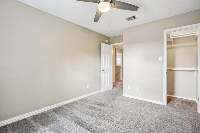 Building Photo - 1605 Lantern Light Dr