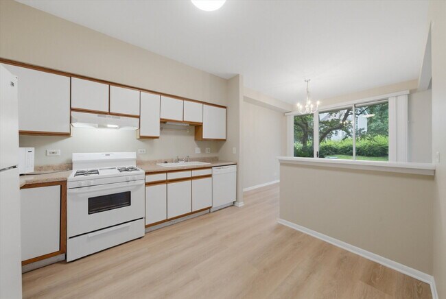 Building Photo - Beautifully Updated End-Unit Townhome