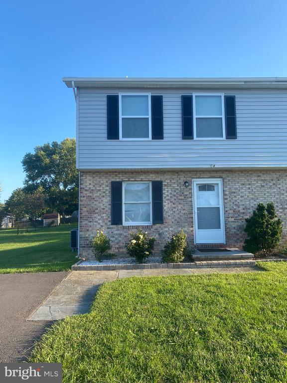 Building Photo - 208 Hackberry Dr