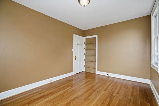 Building Photo - Available Now! 4 Bedroom  3.5  Bathroom Townhouse //Woodley Park// Garage, Driveway & 3 Levels of...