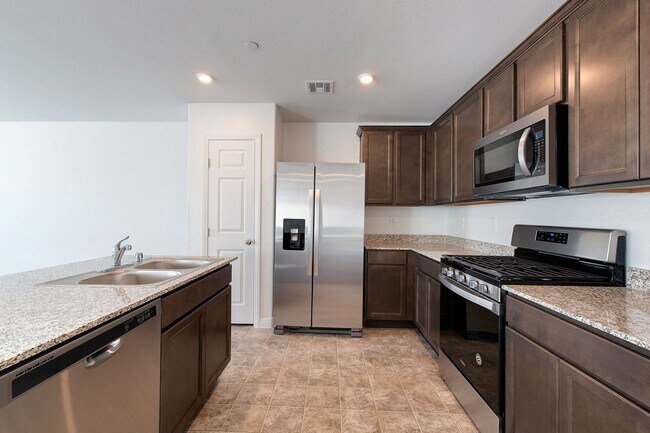 Building Photo - Newer Townhome - 3 Bedrooms + 2 Car Garage - E Craig & Nellis