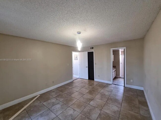Building Photo - 2474 Sweetwater Club Cir