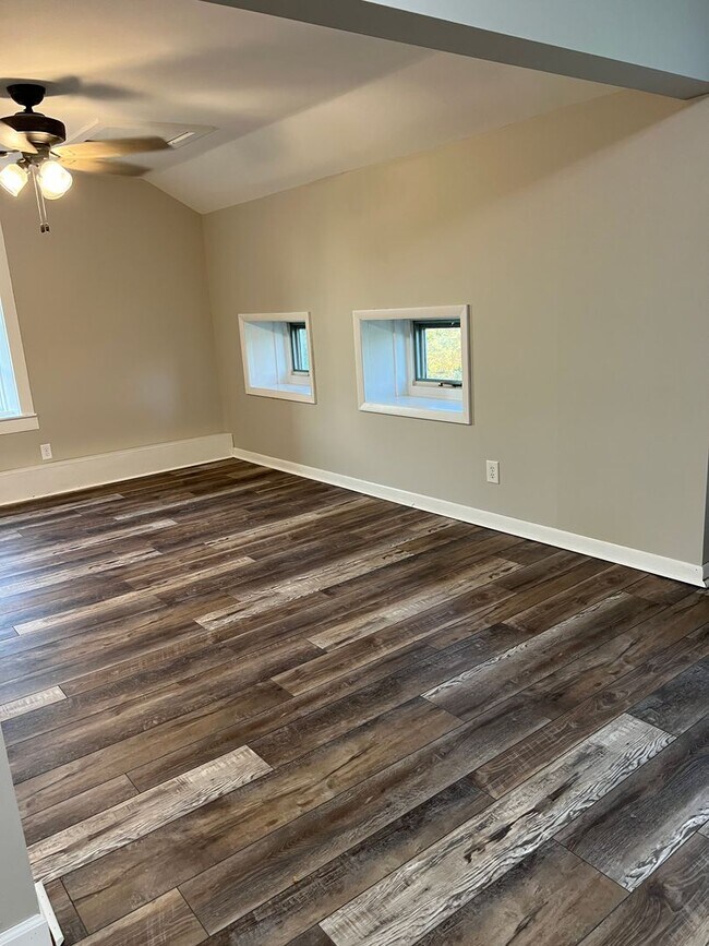 Building Photo - W148N12505 Pleasant View Dr