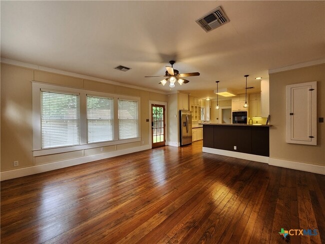 Building Photo - 709 W Coll St