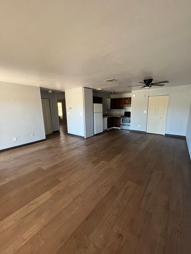 Building Photo - Spacious 2-bedroom 1 bathroom Move in ready!