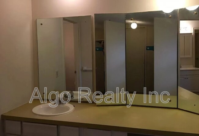 Building Photo - 6050 Wentworth Ave