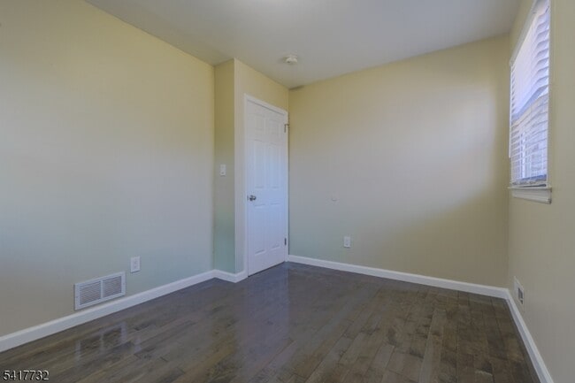 Building Photo - 15 Crown St