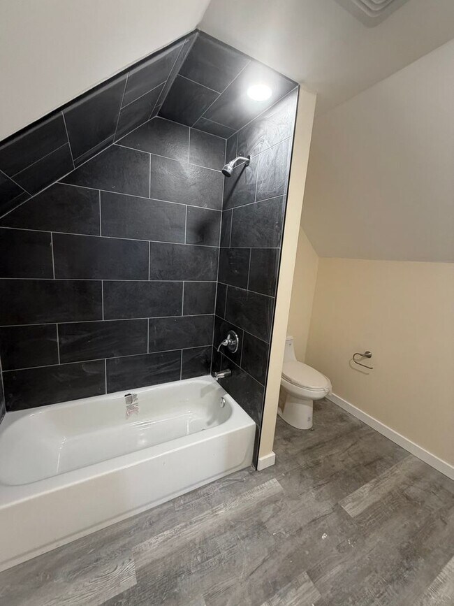 Building Photo - 5 Bedroom 2 full bath spacious home