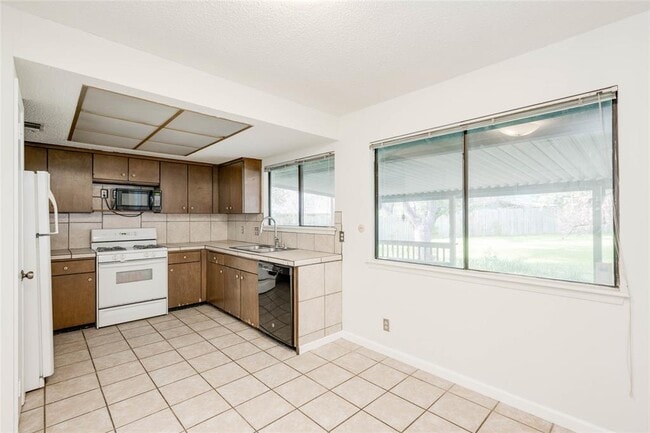 Building Photo - 1402 Meadgreen Cir