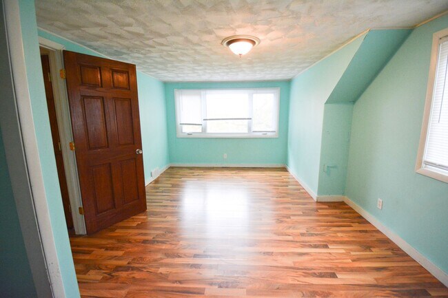 Building Photo - RENT SPECIAL 3-Bedroom Home with Walk-In Closet, Deck & Prime Location Near Shopping