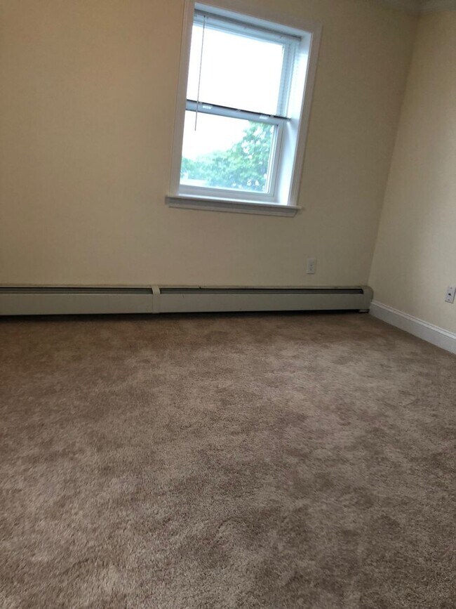 Building Photo - 2Br/1Bth apartment available June 1, 2026. Great location. Laundry in building!