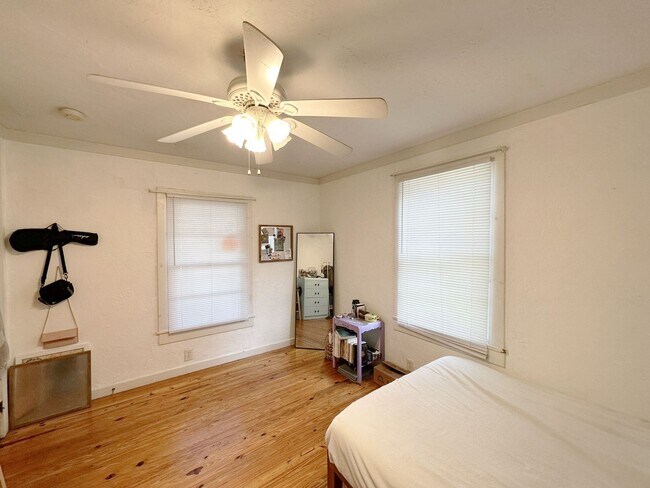 Building Photo - Lovely 2 Bedroom, 1 Bathroom Home in Fifth Avenue Neighborhood (w/ Study)