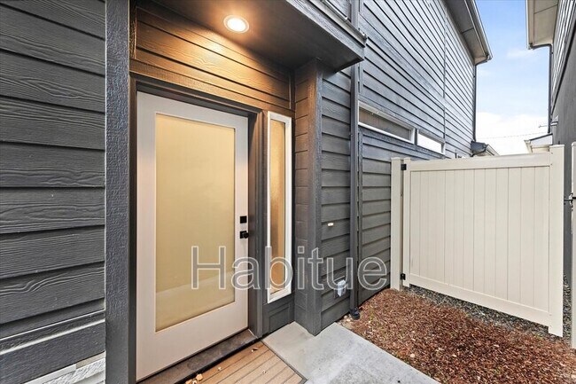 Building Photo - 917 E Bissett St