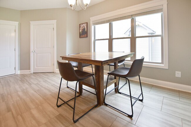 Building Photo - Pet Friendly Five Bedroom!