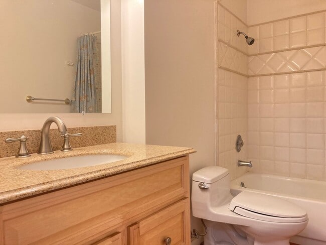 Building Photo - Beautifully renovated - Alternate Entrance from Courtyard - In-unit Storage