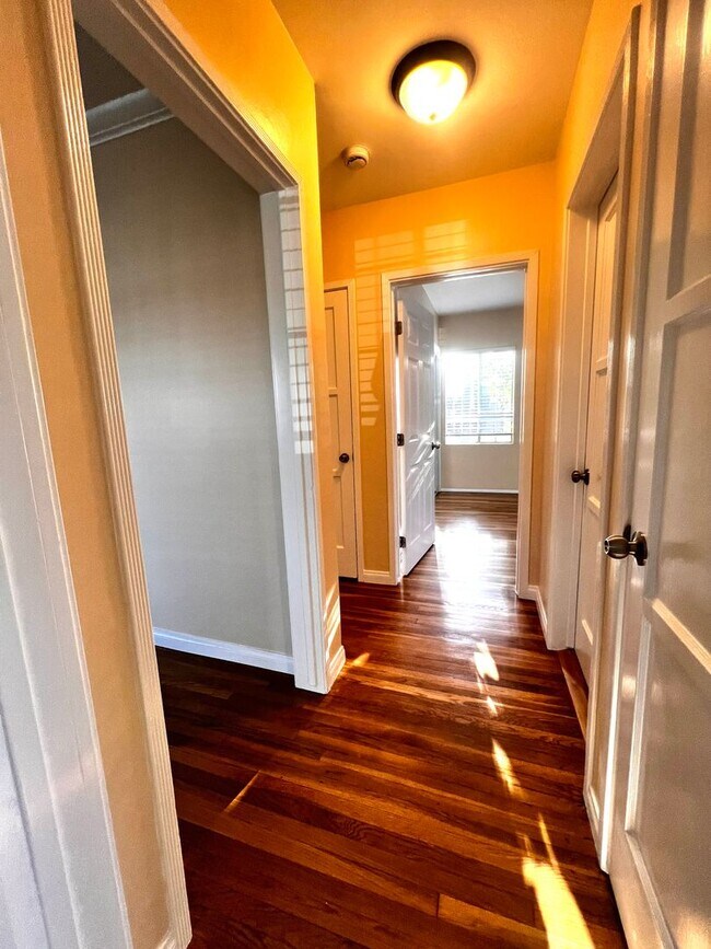 Building Photo - Single Family. 3-bed Home - Desireable Neighborhood!