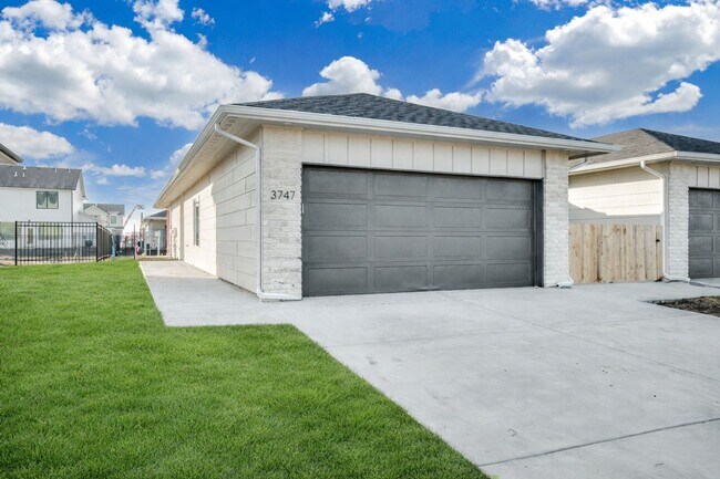 Building Photo - Pineway Aria Plan