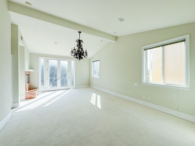 Building Photo - Lavish Estate Home w/4700sf+Central A/C & ...