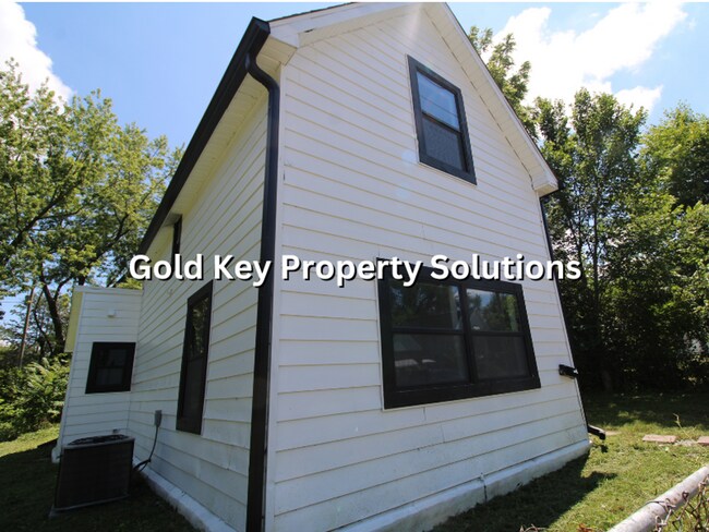 Building Photo - Nicely renovated 3 BR 1 BA House with Central Air (SECTION 8 APPROVED)