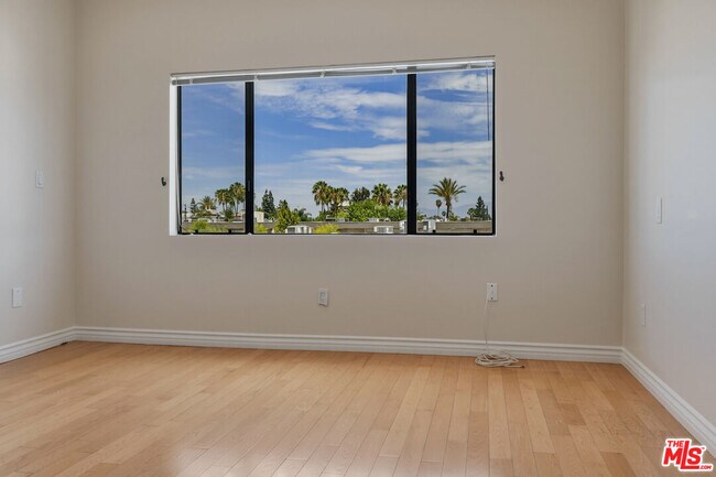 Building Photo - 4443 Ventura Canyon Ave