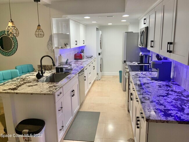 Building Photo - 877 N Hwy A1A