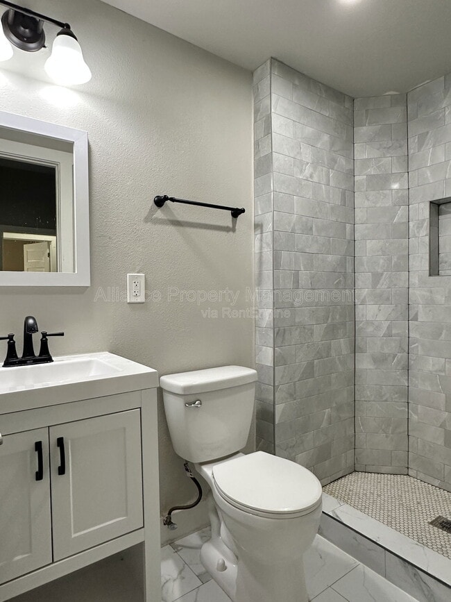 Building Photo - 823 Sahwatch St