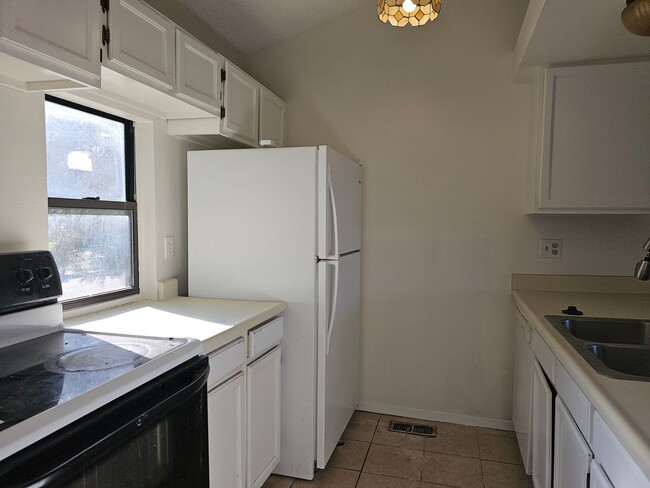 Building Photo - 3 Bedroom Raised Ranch Duplex with Garage Space