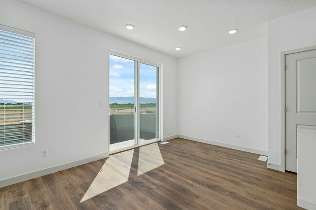 Building Photo - 4973 N Willowbank Dr