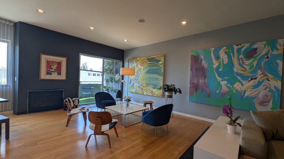 Sitting Area - 7121 Hillside Ave