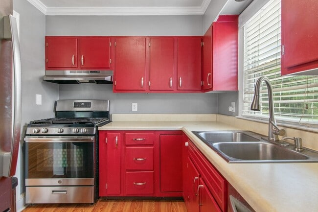 Building Photo - 3 Bed/2 Bath.  Pet Friendly. Large Yard. No Security Deposit