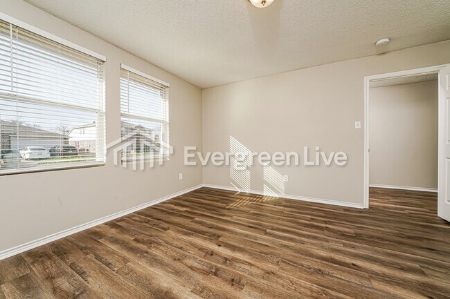 Building Photo - 1012 Willow Tree Dr