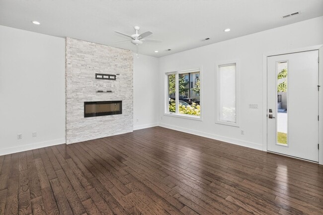 Building Photo - LUXURY TOWNHOME!! 3 Bedroom, 2.5 Bathroom Townhome in Des Moines!