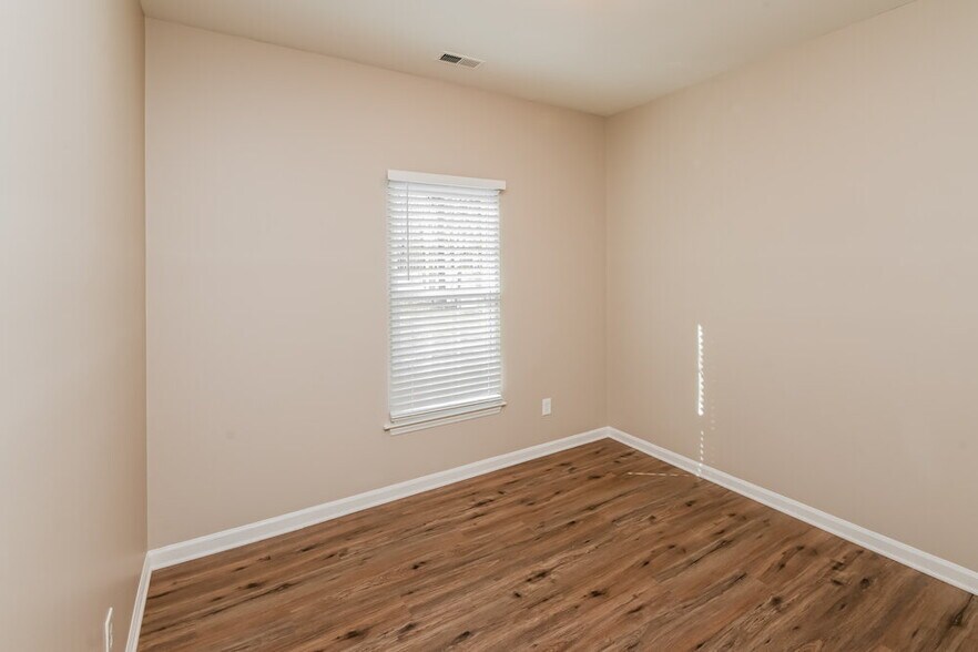 Building Photo - 2117 David Earl Dr