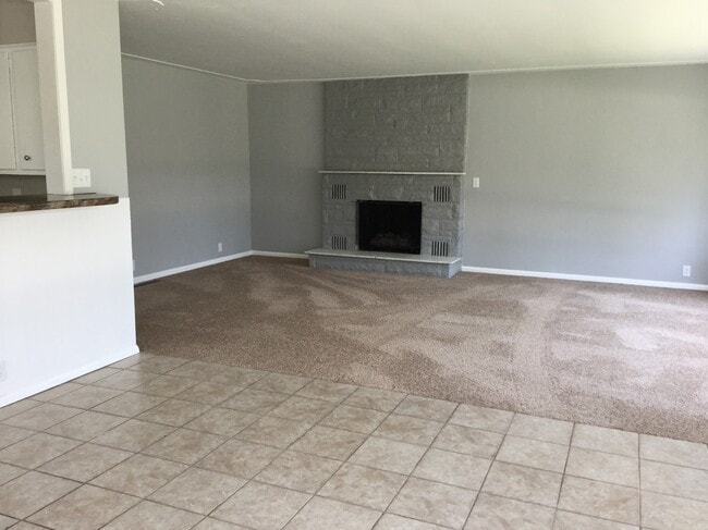 Building Photo - 565 E Chadwick Dr