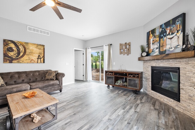 Building Photo - 1310 Daisy Dr