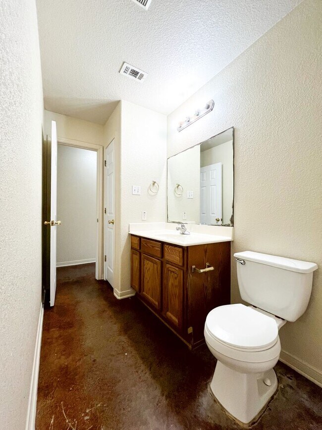 Building Photo - 1913 Charleston Ct