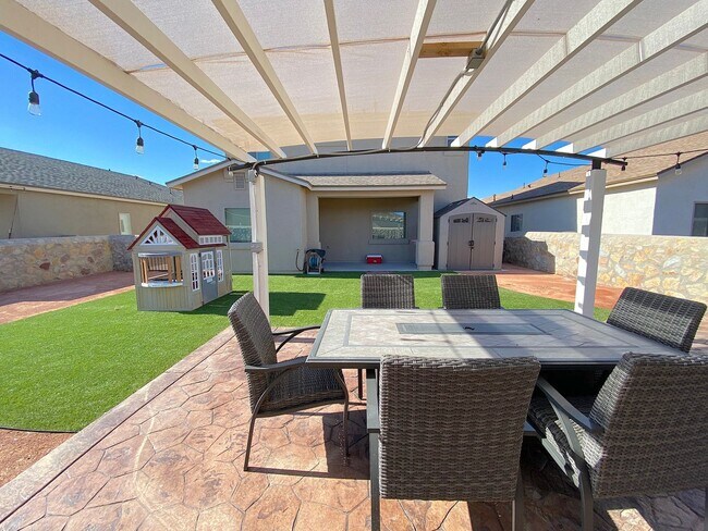Building Photo - East El Paso 3 bed Refrig A/C w/ Gorgeous ...