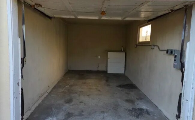 Building Photo - Spacious & Updated 2 BR / 1 BA Home in North Oakland – Move-In Ready!