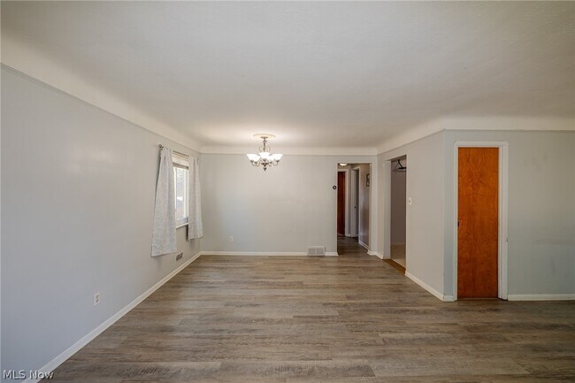 Building Photo - 8221 Pelham Dr