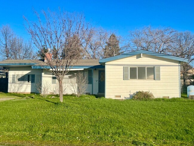 Building Photo - Newly Renovated Home! Charming Neighborhoo...