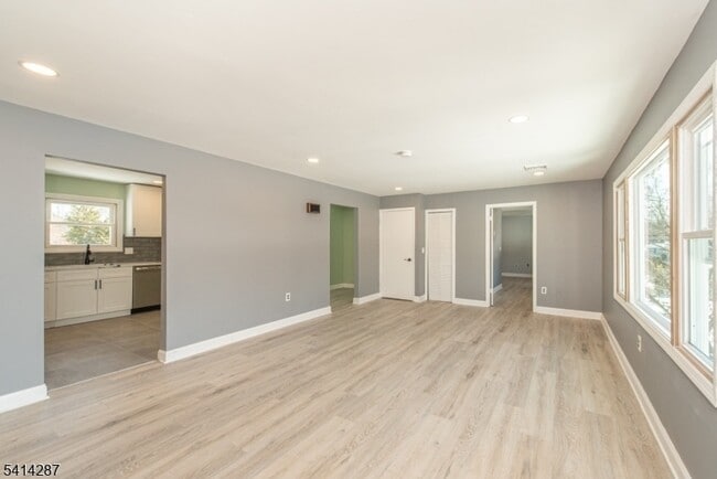 Building Photo - 10 Cardinal Ln