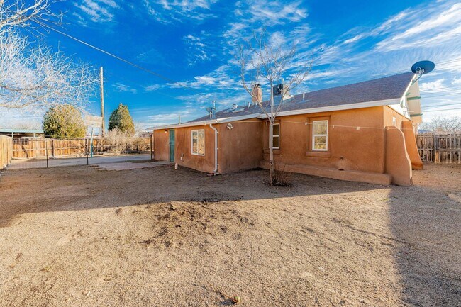 Building Photo - 609 Candelaria Rd NW