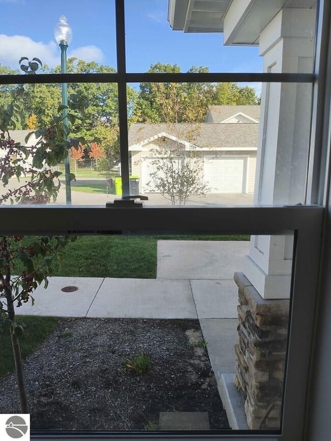 Building Photo - 1542 Simsbury St