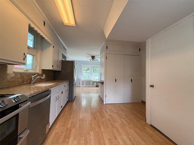 Building Photo - 1074 Hunter Ave