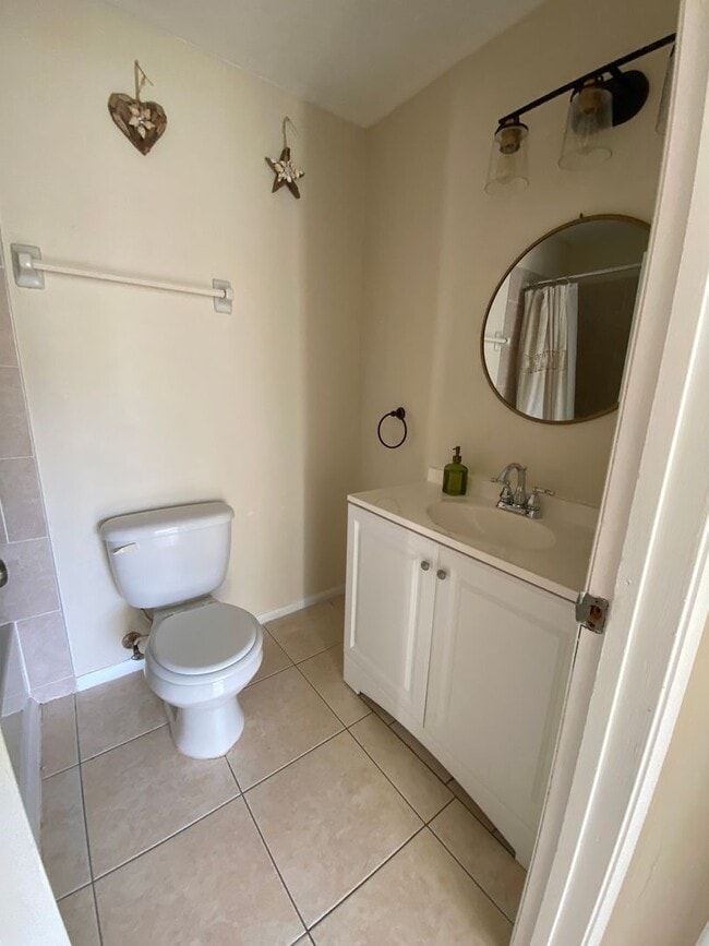 Building Photo - Welcome to this charming 2 bedroom, 2 bathroom house located in Melbourne, FL.