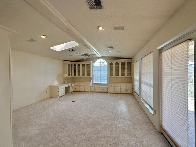 Building Photo - 3 Bedroom