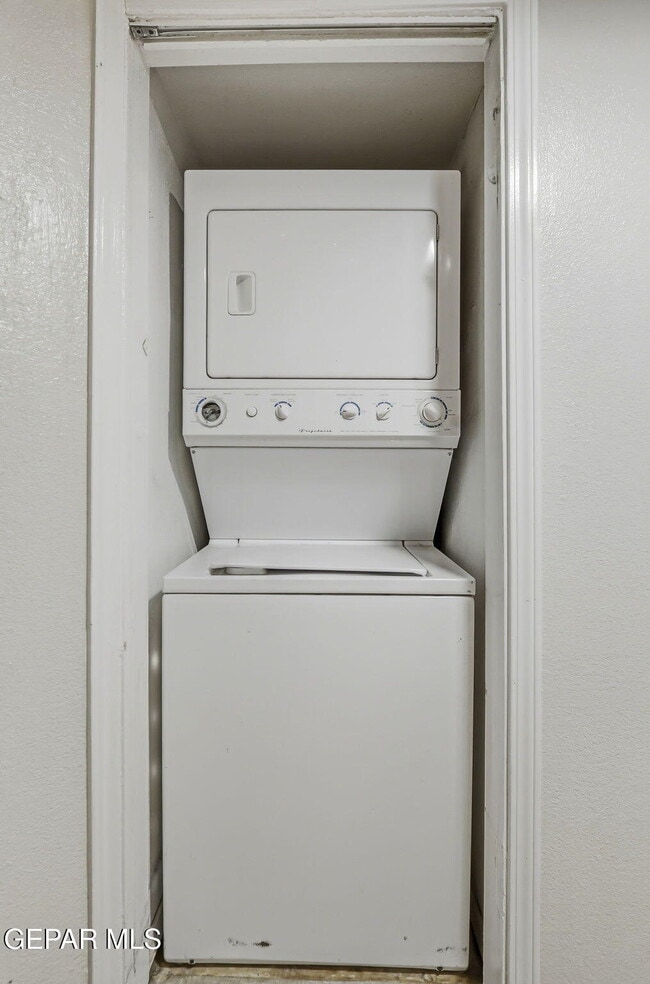 Building Photo - 2515 Arizona Ave