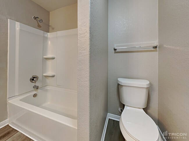 Building Photo - 6215 Baywood Cres