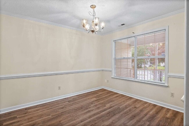 Building Photo - Spacious 4-Bedroom Home in a Prime Locatio...