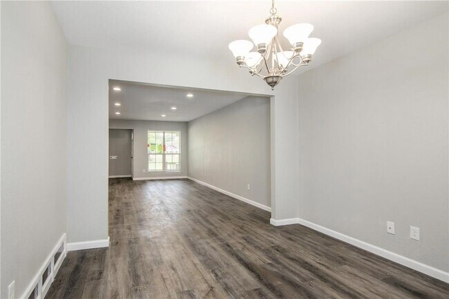 Building Photo - 2808 Golfing Green Dr